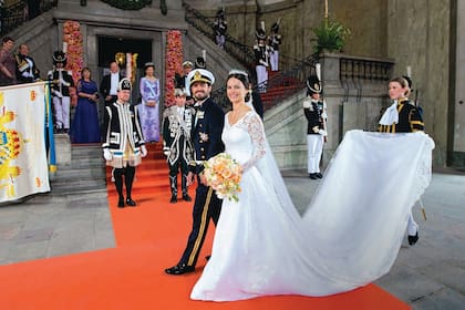 Cuando los recién casados abandonaron la capilla de palacio, sonaron las campanas de todo el reino y los saludaron con veintiuna salvas