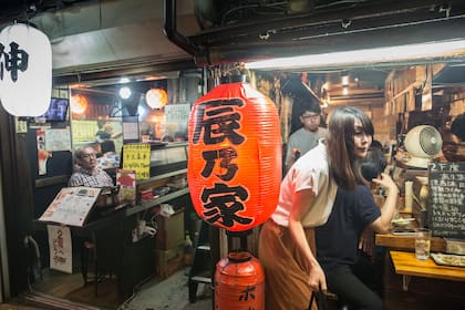 Cuando los tokiotas empiezan a salir de sus trabajos, estos locales pequeños se preparan para servir bebidas, pinchos y platos sencillos.