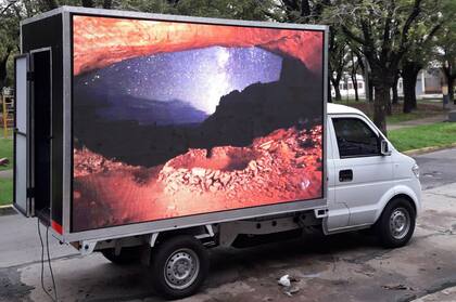 Cuando Miranda se dio cuenta que la instalación de una sola pantalla led equivalía a los ingresos de cuatro meses en la imprenta, cambió de rubro.