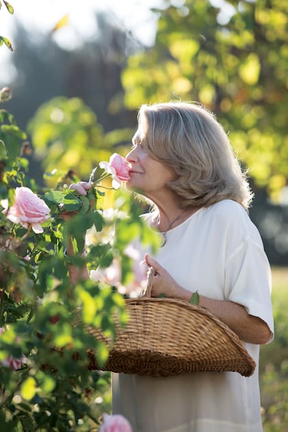 Cuando Mónica cumplió 70 años, César le regaló un vivero con más de 300 rosales