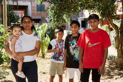 Cuando nacieron sus hijos mayores, Leila vivía en una casilla en una zona de la Cava que se inundaba; hoy viven en una zona mejor de ese mismo barrio popular con su madre, su hermana y sus sobrinos