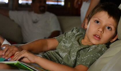 Cuando Neki y Cristian llevaron a Román a la pediatra, en una consulta de rutina de los 18 meses, la profesional intentó comunicarse con él y se percató que no respondía a su nombre, ni tampoco la miraba fijamente.