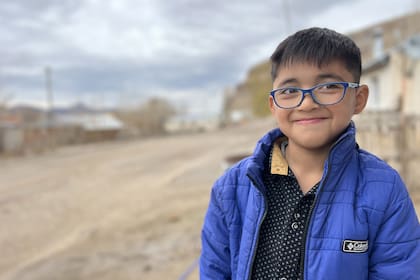 Cuando no está en la escuela, Dylan aprovecha para ir a la plaza o a visitar a su mamá. En un futuro, se imagina viviendo en Buenos Aires o en Cushamen. “Si pudiera pedir tres deseos sería tener dinero, una casa que nunca se destruye y plantitas. Me gustaría tener una huerta”, dice sonriendo.