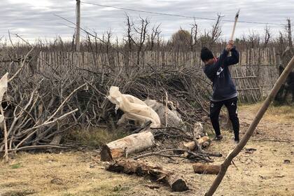 Cuando no está trabajando o estudiando, Jesús se ocupa de buscar y de cortar la leña para alimentar la salamandra que tienen dentro de su casa
