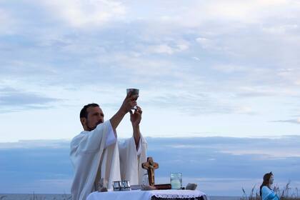 “Cuando no hace tanto frío como ahora, me suelo meter unas tres veces por semana, tipo 5:30, 6 de la mañana. Es muy fácil ver el lado religioso del surf", dice Arriola