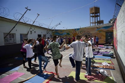 Cuando no llueve, las clases son en el patio del pabellón