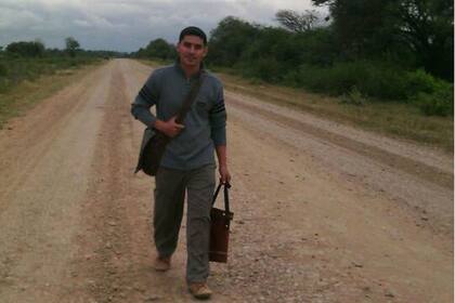 Cuando no puede llegar en moto a alguna finca sigue un tramo a pie