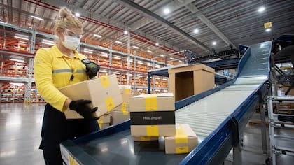 Cuando no tienen experiencia, Mercado Libre prepara a sus nuevos empleados en su Bootcamp (una suerte de “campo de entrenamiento” intensivo por dos meses”)