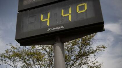 Cuando nuestro cuerpo alcanza temperaturas por encima de los 40 ℃, el hipotálamo deja de funcionar correctamente y no controla nuestro sistema natural de enfriamiento