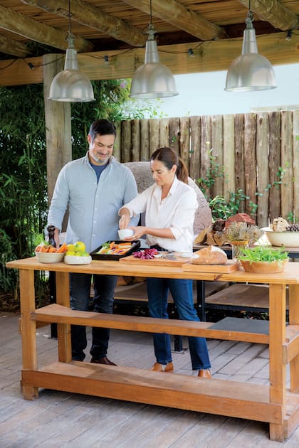 “Cuando nuestro padre murió, Juli tenía 12 y yo, 10. Mamá, a sus 40 años, tuvo que salir a trabajar para darles de comer a sus cuatro hijos. Entonces armó un emprendimiento de tortas y todos ayudábamos”, cuenta Máximo.
