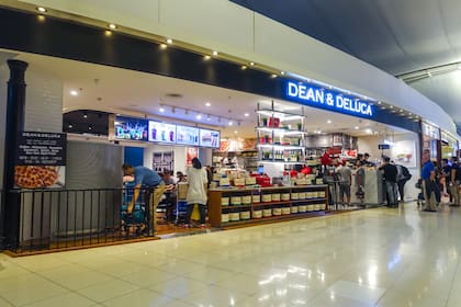 Cuando pasó a manos tailandesas, empezaron a aparecer pequeños locales en aeropuertos asiáticos