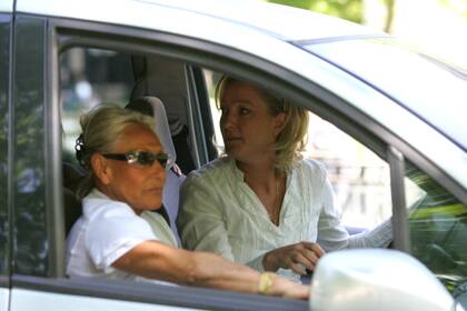 Cuando Pierrette Lalanne volvió a Montretout, recompuso la relación con sus tres hijas. Marine Le Pen, que había estado 15 años sin hablarle, volvió a llamarla "mamouche". En la imagen, de 2007, la actual candidata a presidenta de Francia junto a su madre.