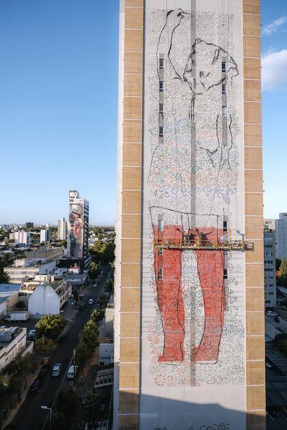 “Cuando pinto, le doy literalmente la espalda a la ciudad; luego es la obra la que se manifiesta, hace que las cosas sucedan, le crecen alas”, comenta.