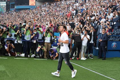 Cuando pisó el campo de juego, antes del partido contra el Estrasburgo de Alsacia, el argentino recibió una verdadera ovación de un estadio repleto que coreó su nombre.