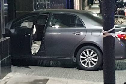 Un joven chocó su auto contra un portón de la embajada china