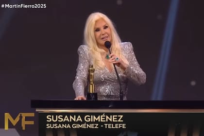 Cuando recibió el Martín Fierro a la labor en conducción femenina, Susana Giménez quiso mencionar a Luck Ra, pero lo llamó Ruckau (Foto: Captura de video)