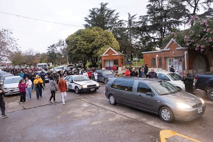 Cuando retiraron el féretro de la parroquia, una caravana escoltada por la réplica de la coupé Renault Fuego con la que corría Traverso acompañó la recorrida del coche fúnebre hacia Independiente Ramallo, el club de los amores de Traverso –al igual que River Plate–. Entre los vecinos, amigos y personalidades del automovilismo, también se sumaron chicos de distintas escuelas y clubes locales. Luego, el coche siguió camino a la funeraria Goenaga Silvano e Hijos, encargada de cremar los restos del campeón, que descansarán en paz en su casa-quinta.