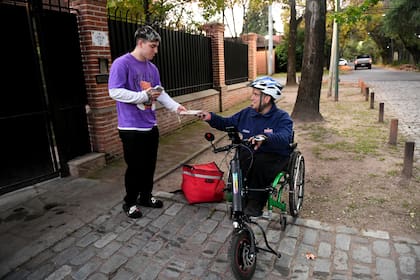 Cuando sale a repartir, Federico se encuentra con mucha gente que lo felicita