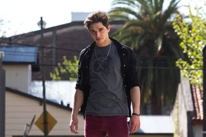 "Cuando salgo tengo que ir con 15 amigos, porque los vagos cuando ven que las chicas se alborotan, me quieren pegar", revela el galancito