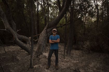 "Cuando saltó, fue un arco de fuego, es impresionante verlo. Vi el primer álamo quemarse y mi hijo empezó a gritarles a todos: ´¡Afuera!", contó esta tarde a LA NACION el ambientalista y fotógrafo Lucas Chiappe que perdió su histórica casa levantada en 1976 junto con su esposa