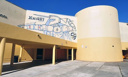 Cuando se activen los detectores de humo de los baños, le llegará una notificación al celular al director de la escuela