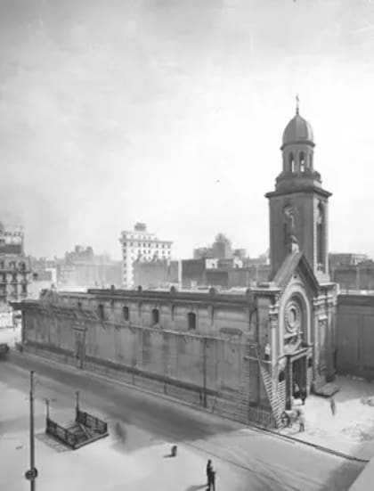 Cuando se demolió la iglesia, diferentes elementos que la componían pasaron a la nueva parroquia que está en la calle Uruguay
