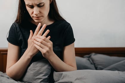 Cuando se experimenta enojo, el cuerpo libera hormonas como la adrenalina y el cortisol, lo que puede provocar un aumento en la frecuencia cardíaca, la presión arterial y el flujo sanguíneo