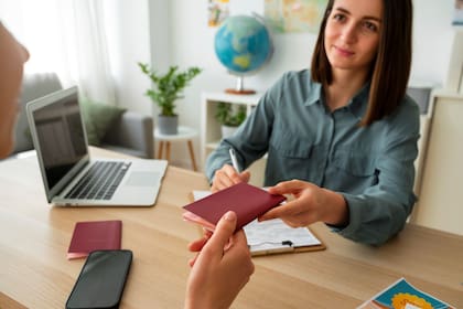 Cuando se hace la entrevista para obtener una visa en una embajada o consulado de Estados Unidos, el funcionario consular decide si acepta o rechaza la solicitud