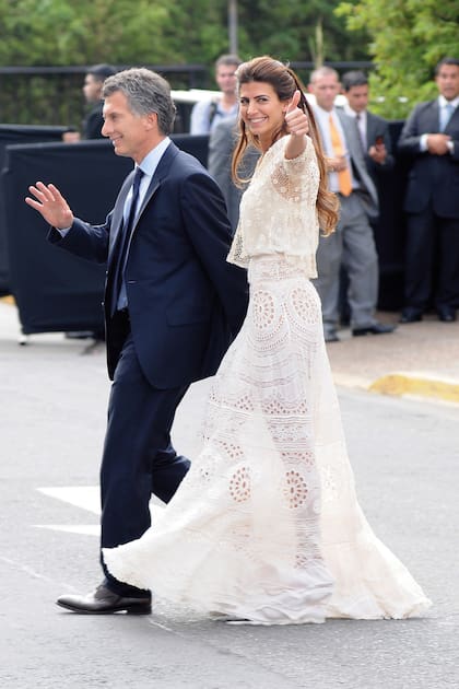 Cuando se iban, Juliana miró a los fotógrafos y les hizo un gesto inconfudible: pulgar para arriba. Macri, en tanto, resumió como se sentía: “Estado civil: feliz”.