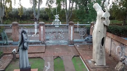 Cuando se instaló en la casa, el escultor comenzó a intervenir la posada con una serie de figuras centrales en las columnas del frente