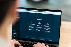 Cuando se le solicita a ChatGPT que "realice un roast", se le pide que genere comentarios humorísticos de tipo satírico o irónico sobre una persona (Foto de carácter ilustrativo: Freepik)