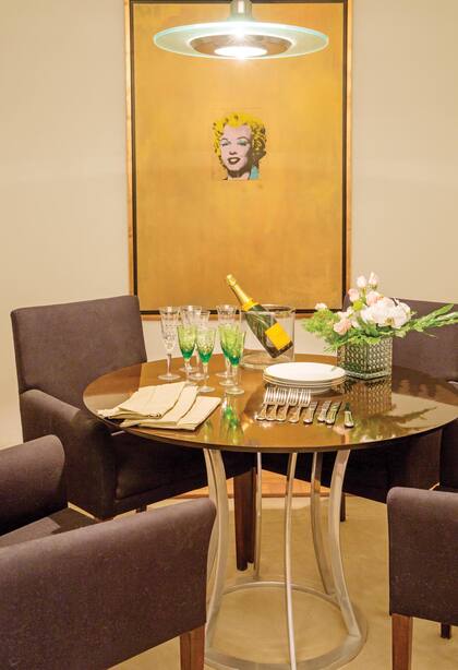 “Cuando se podía, organizaba
reuniones de hasta ocho
personas. En la mesa sólo pongo
la vajilla y las copas, y que cada
uno se adueñe de la casa”,
cuenta Gabriel, que musicaliza
sus veladas con música italiana,
americana y francesa