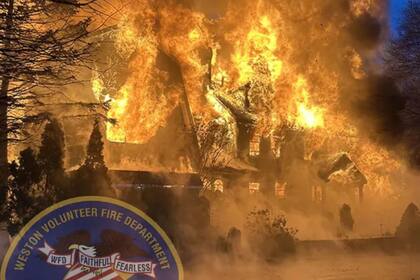 Cuando se produjo el incendio había 40 personas dentro de la casa y salieron todos ilesos (Bomberos de Weston)