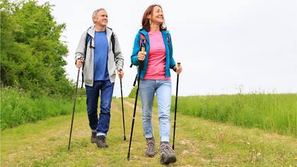 Cuando se realiza con la técnica adecuada los bastones alivian el peso de las rodillas y de las articulaciones inferiores.