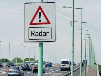 Cuando se transita por un pueblo la velocidad máxima permitida suele reducirse