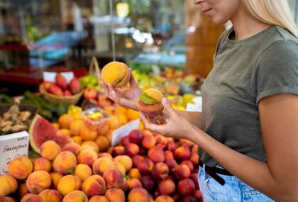 Cuando se trata de mejorar la salud renal a través de la dieta, es fundamental seleccionar frutas con bajo contenido de potasio. Foto: Freepik.