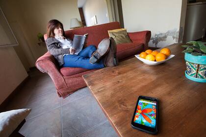 Cuando se va a dormir, Mariana Collarini deja el celular cargando en la cocina