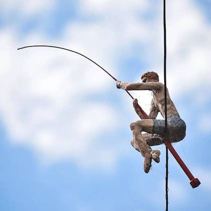 Cuando sopla el viento, el pescador se mece como si estuviera luchando por sacar a la superficie la presa que mordió su anzuelo