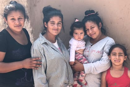 Maira junto a Naila y sus otras dos hermanas.