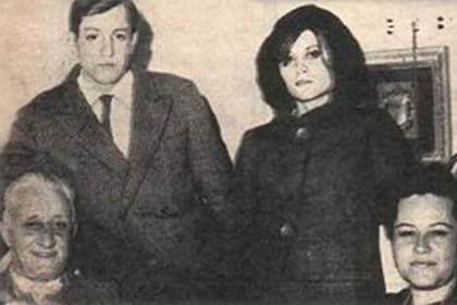 Cuando su padre, Arturo Illia, juró como presidente, Leandro Illia, en ese entonces de 17 años, se mudó de Córdoba a la Residencia Presidencial de Olivos junto a su madre, Silvia Martorell, y su hermana Emma
