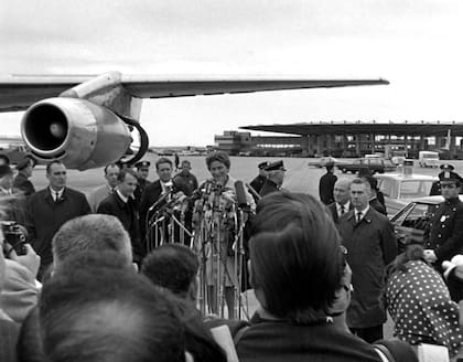 Cuando Svetlana Alliluyeva llegó a Estados Unidos en abril de 1967, tras haber pedido asilo en la embajada estadounidense en Nueva Delhi, dio una conferencia de prensa en Nueva York el 21 de abril de 1967