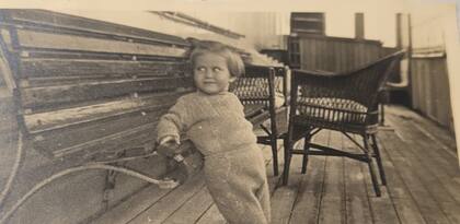 Cuando tenía 10 años sus padres habían comprado una parcela en la que construyeron una casa recubierta de troncos, a 15 kilómetros de la ciudad. Le pusieron “Los Roblecitos”, donde pasaban seis meses al año durante la infancia.