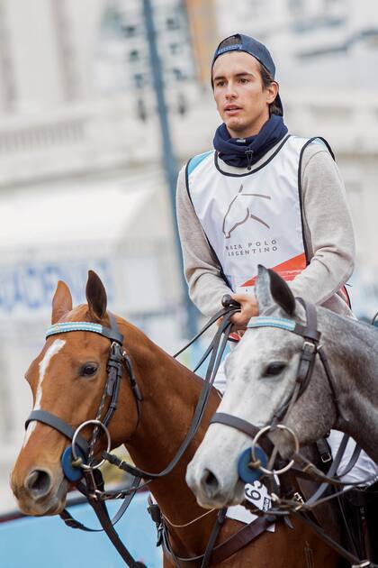 Cuando termine la muestra, Poroto se repartirá entre Córdoba, donde están sus caballos, y Cañuelas, donde hará pretemporada y se preparará para volver a jugar con La Dolfina la Triple Corona.

.