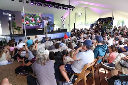 Cuando terminó su charla, Pereyra no podía bajar del escenario por la cantidad de fans