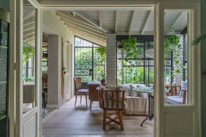 “Cuando tiramos la pared que separaba el jardín de invierno de la cocina y empezamos a traer los muebles toda la resistencia desapareció. En un punto creo que dejaron de sentir que era su casa"