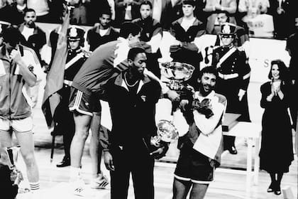 Cuando todo era felicidad: Drazen Petrovic y Vlade Divac con los trofeos del campeón en Argentina 90; en el medio, Alonzo Mourning, futura estrella de la NBA