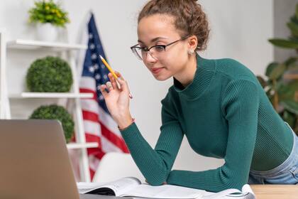 Cuando un documento emitido por Uscis contiene un error que no es atribuible al solicitante, se requiere presentar un formulario nuevo sin tener que pagar una tarifa adicional