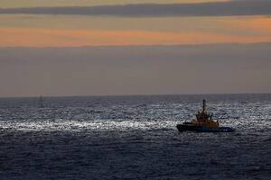 Cuando un tsunami comienza a formarse en mar abierto sus olas pueden no ser muy altas, tal vez entre 10 y 50 cm