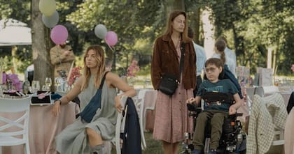 Cuando una luchadora de MMA cambia a su hijo a un nuevo colegio, descubre las complejidades de llevar a cabo el rol de madre