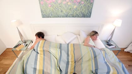 Existen algunos beneficios de dormir en pareja como reducción del estrés, mejora la convivencia, disminución de problemas de insomnio, regular la temperatura, entre otros